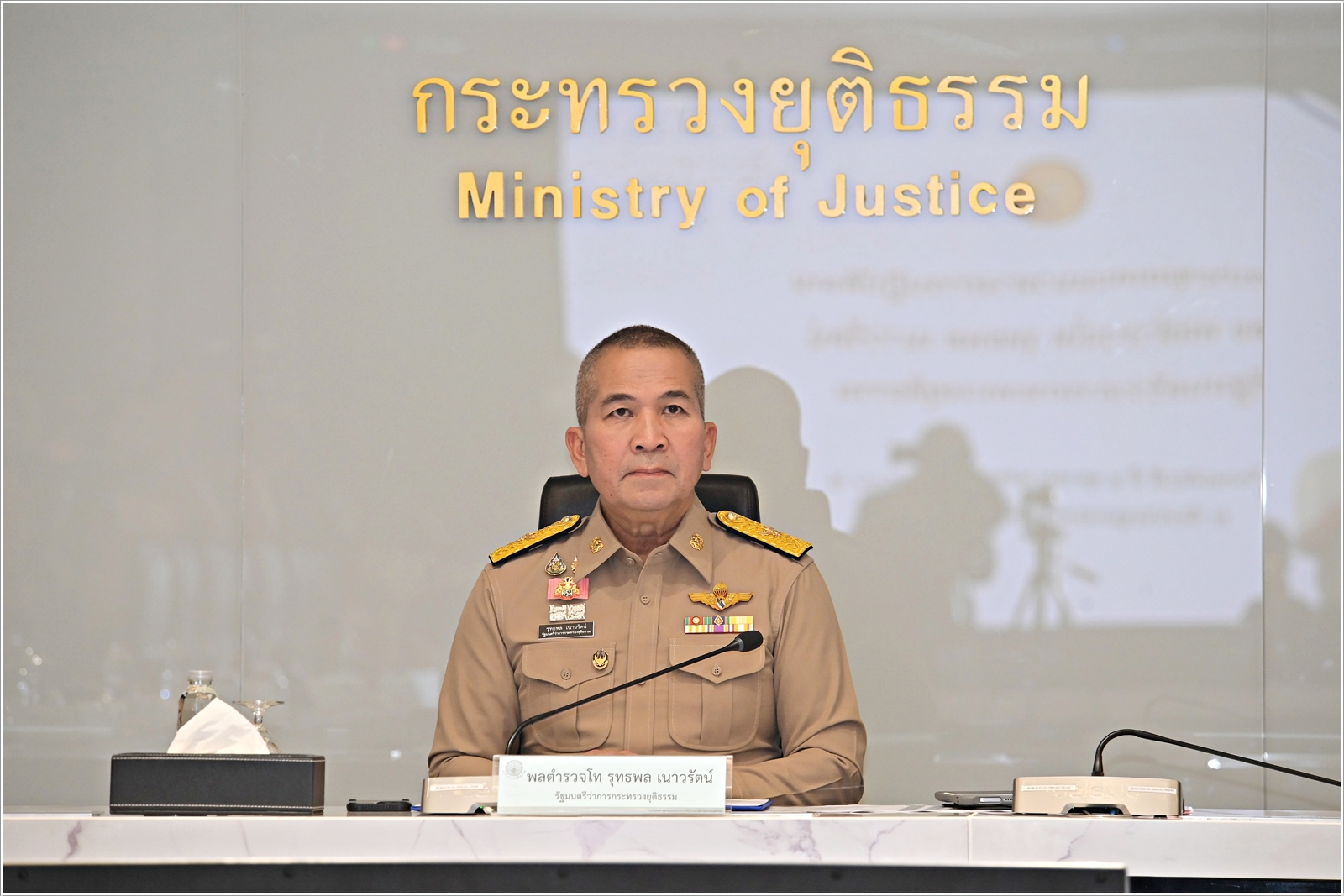 กรมบังคับคดี เข้าร่วมรับมอบนโยบายและทิศทางการดำเนินงานของรัฐมนตรีว่าการกระทรวงยุติธรรม “ยึดมั่นในหลักนิติธรรม บังคับใช้กฎหมายอย่างเป็นธรรม และบริหารราชการแผ่นดินบนพื้นฐานของธรรมาภิบาล”